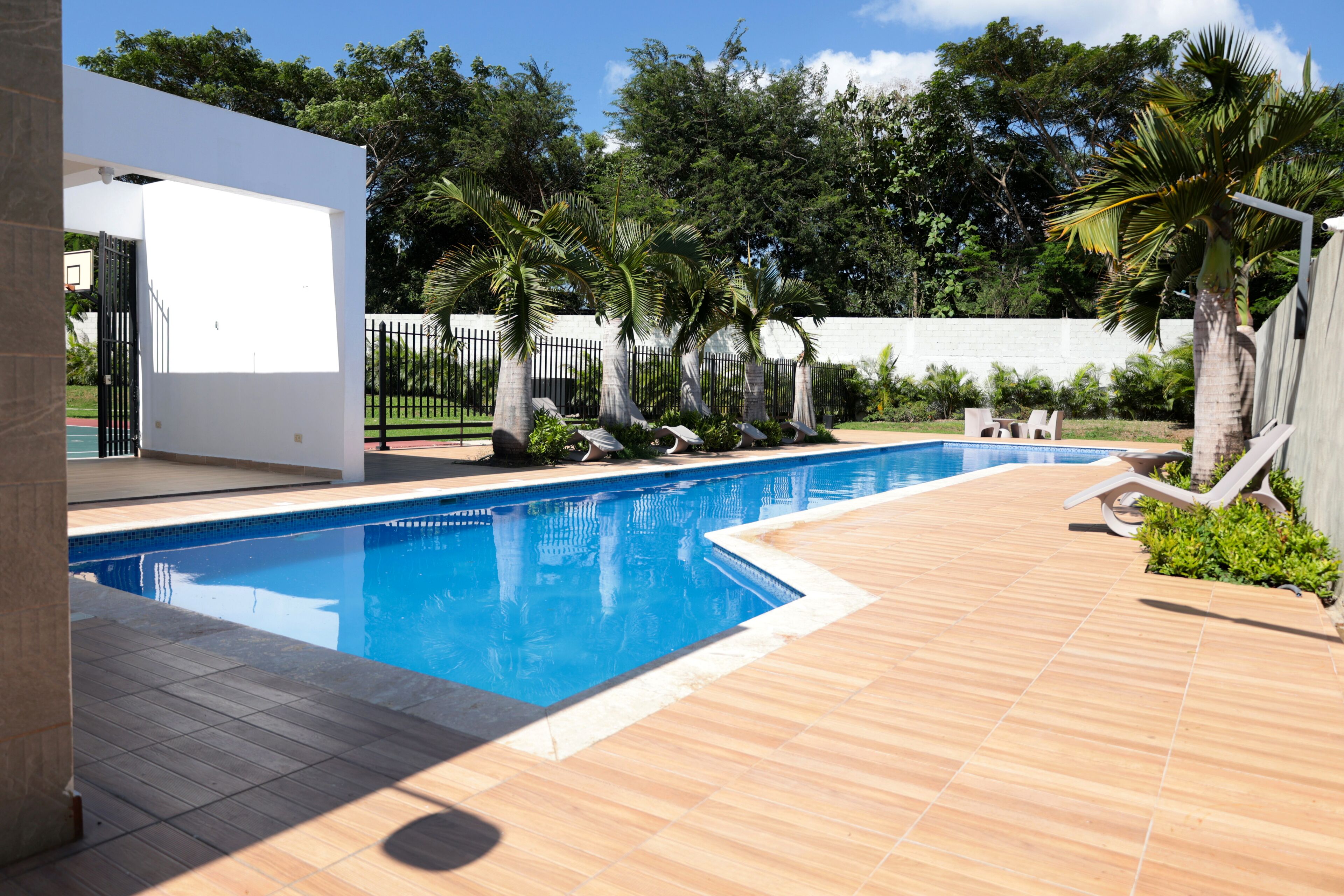 Una piscina al aire libre
