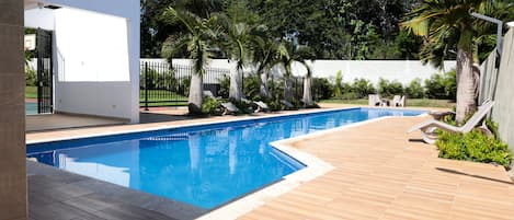 Una piscina al aire libre