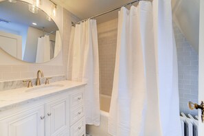 Haartrockner, Handtücher, Seife, Shampoo