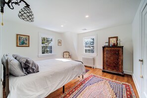 3 chambres, fer et planche à repasser, lit de bébé portatif