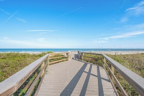 Beach nearby, sun loungers, beach towels