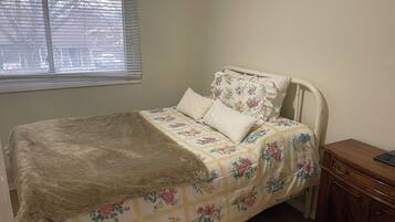 4 bedrooms, iron/ironing board, free WiFi, bed sheets