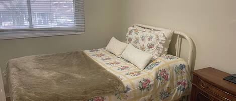 Een strijkplank/strijkijzer, gratis wifi, beddengoed