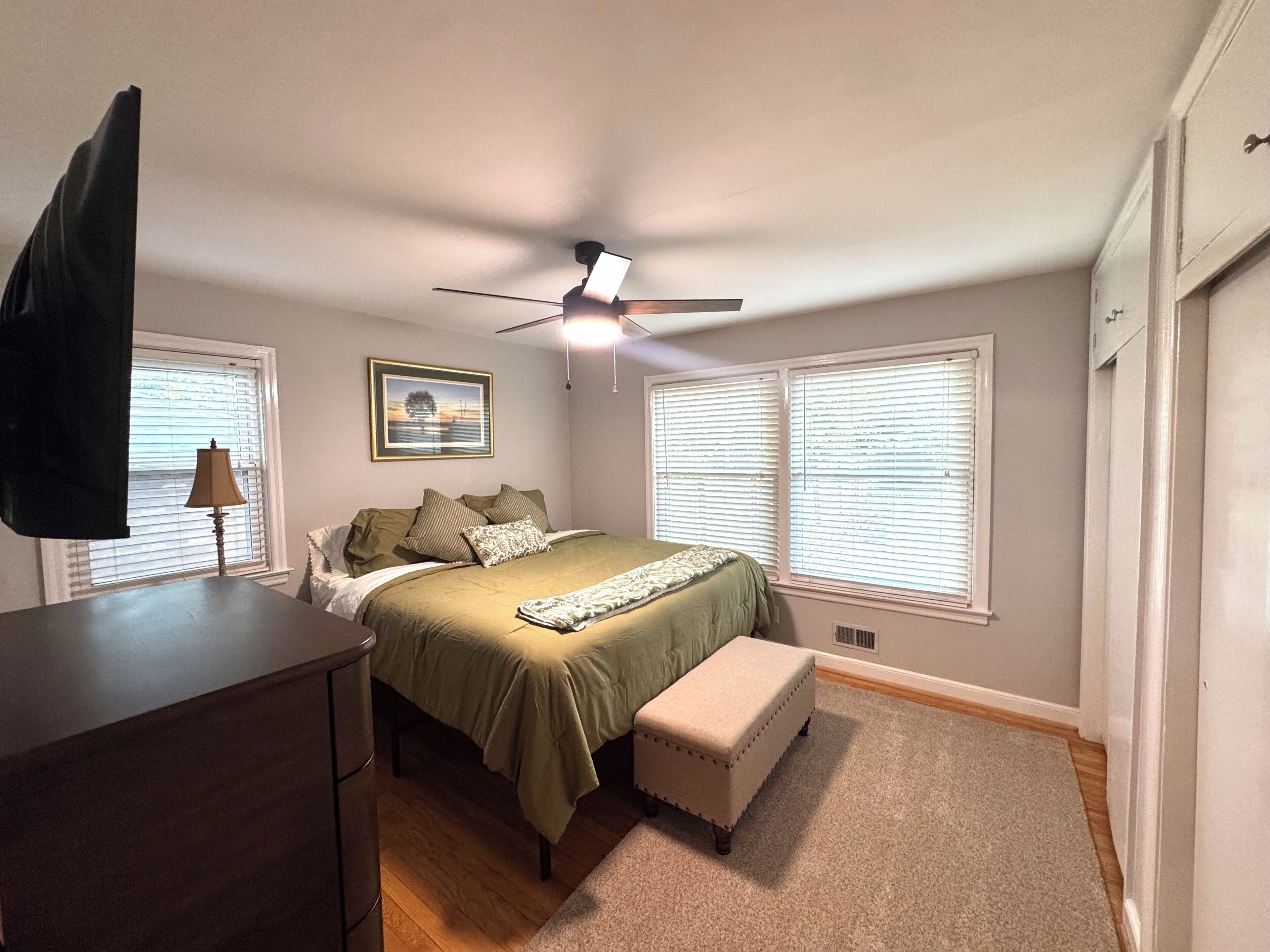 Silitysrauta/-lauta, Wi-Fi, vuodevaatteet