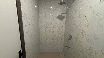 Family Triple Room | Bilik Mandi | Pancuran mandi, kelengkapan dandanan diri percuma, tuala disediakan