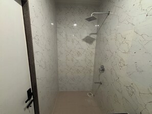 Familien-Dreibettzimmer | Badezimmer | Dusche, kostenlose Toilettenartikel, Handtücher, Seife