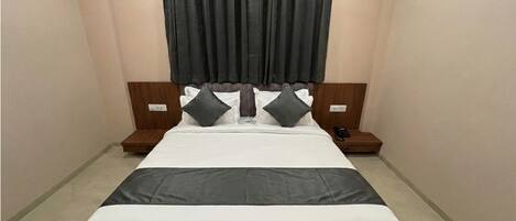 Escritorio, espacio para trabajar con laptop y wifi gratis