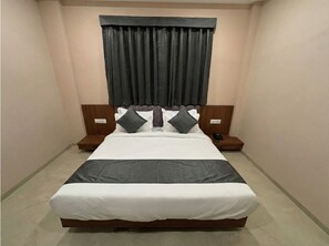 Desk, laptop workspace, free WiFi - Hotel Pragya Paradise (Sanwer)