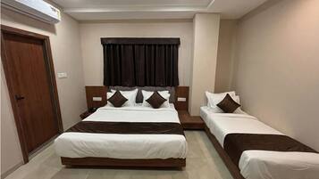 Family Triple Room | Desk, laptop workspace, free WiFi