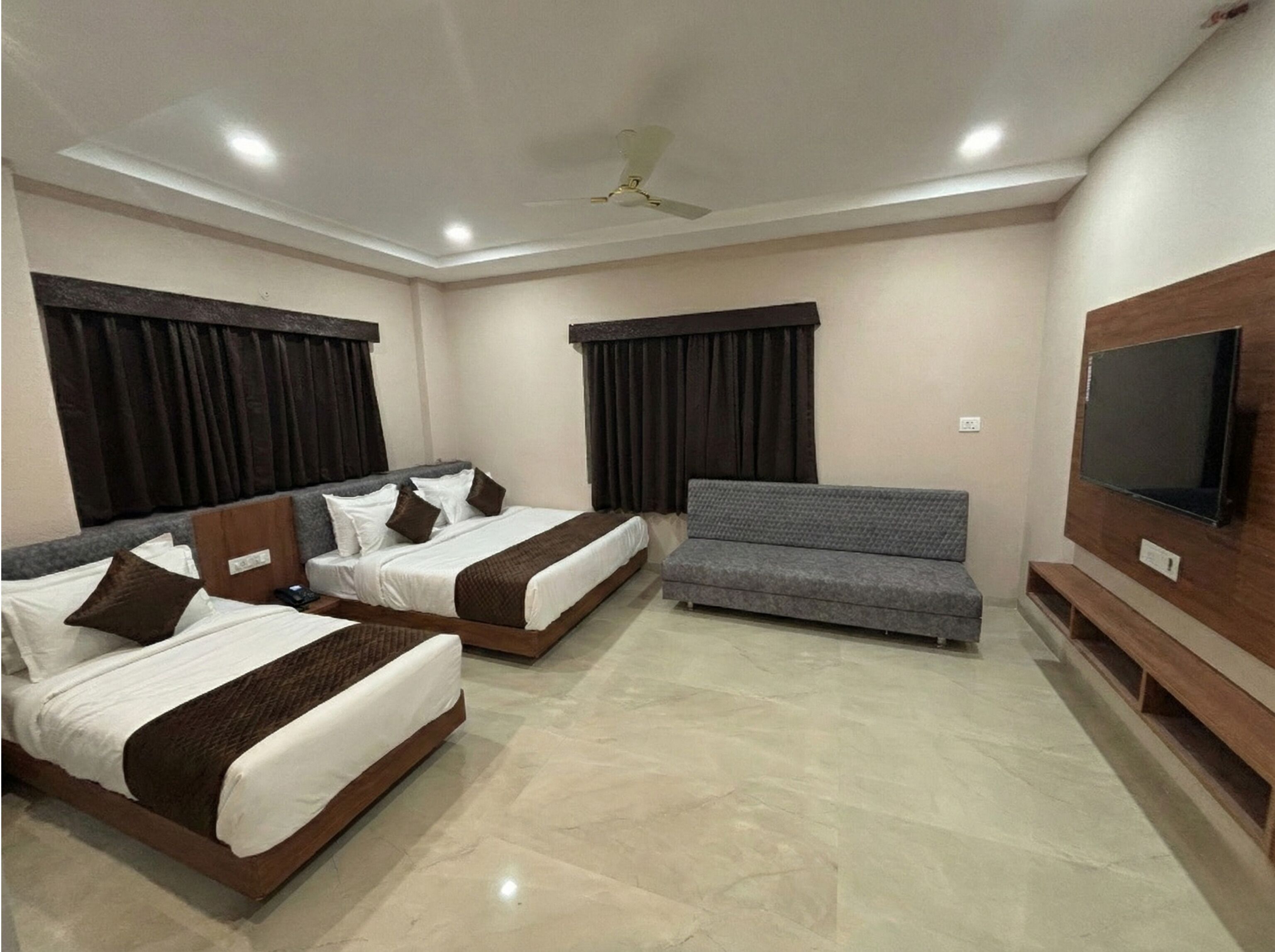 Family Triple Room | Desk, laptop workspace, free WiFi