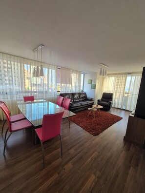 Dining - Cavancha peninsula Royal marine building (Iquique)
