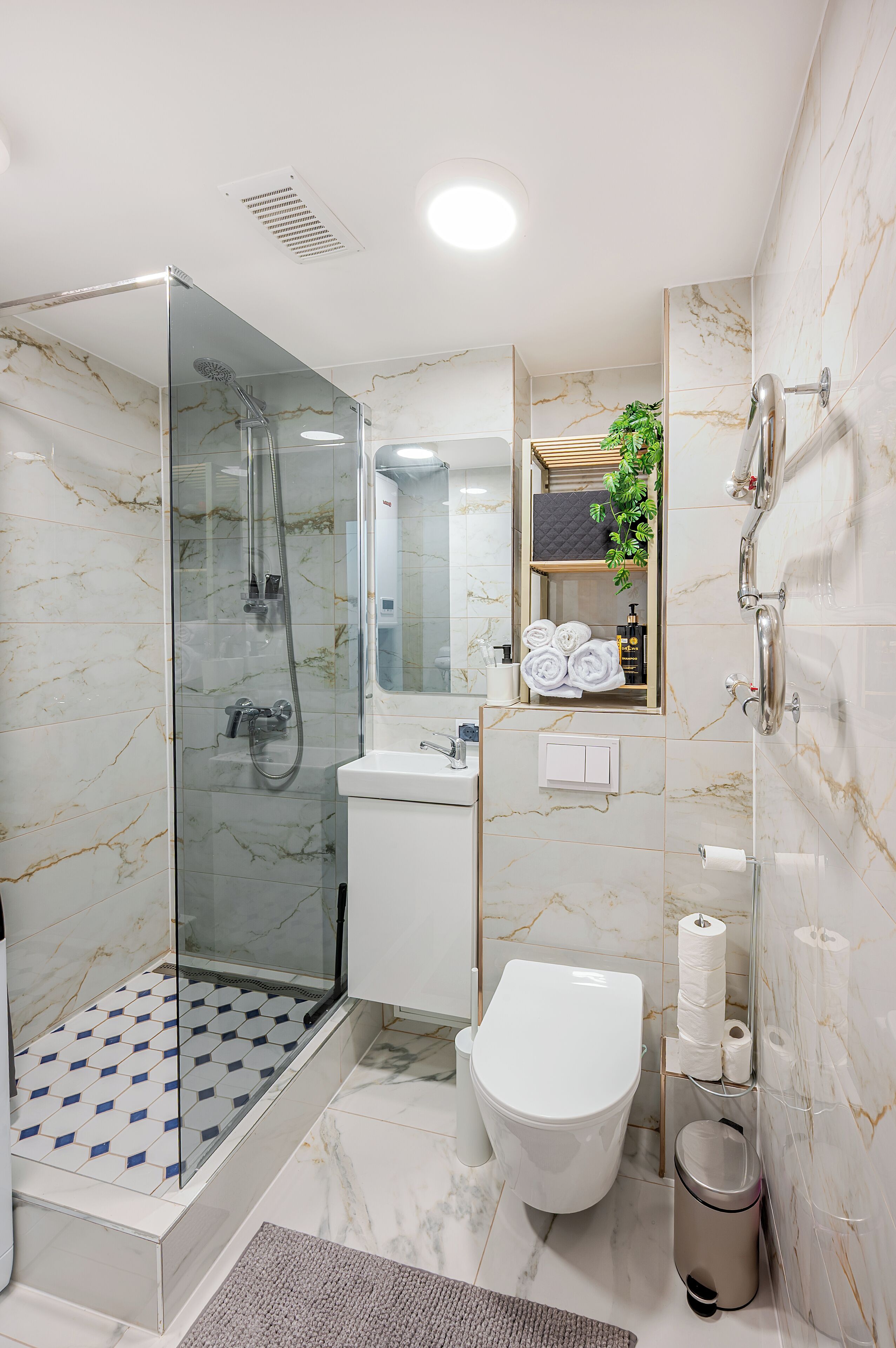 Secador de pelo, toallas, jabón, papel higiénico