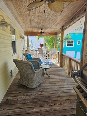 Outdoor dining - Beautiful house on Sunset Beach in Treasure Island with outdoor balcony. (Treasure Island)