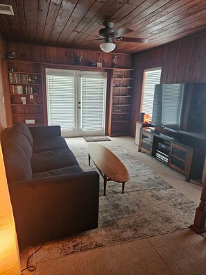 Living area - Beautiful house on Sunset Beach in Treasure Island with outdoor balcony. (Treasure Island)