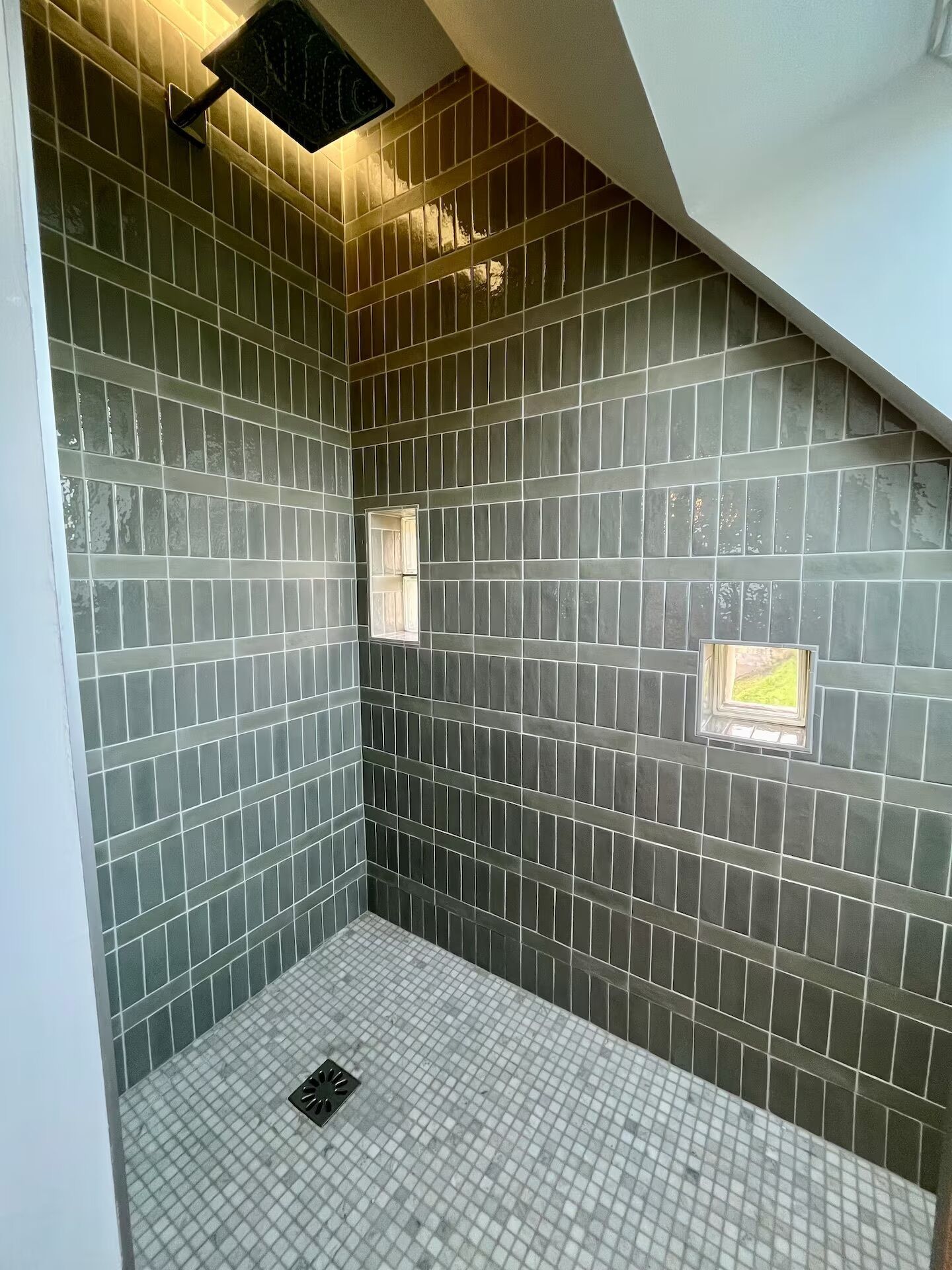 Douche, sèche-cheveux, serviettes fournies, papier toilette
