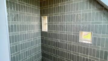Douche, sĂšche-cheveux, serviettes fournies, papier toilette