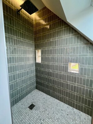 Shower, hair dryer, towels, toilet paper - La ligérienne - View of the Loire (Bréhémont)