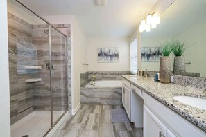 Shower, hair dryer, shampoo - 6-Bedroom Single House in Champions Gate (Four Corners)