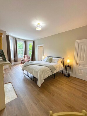 Schreibtisch, Bügeleisen/Bügelbrett, Reisekinderbett, kostenloses WLAN