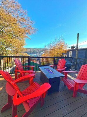 Property grounds - Beautifully restored 4-bdr w/ 4 ensuites. G&J on Queen's located downtown! (St. John's)