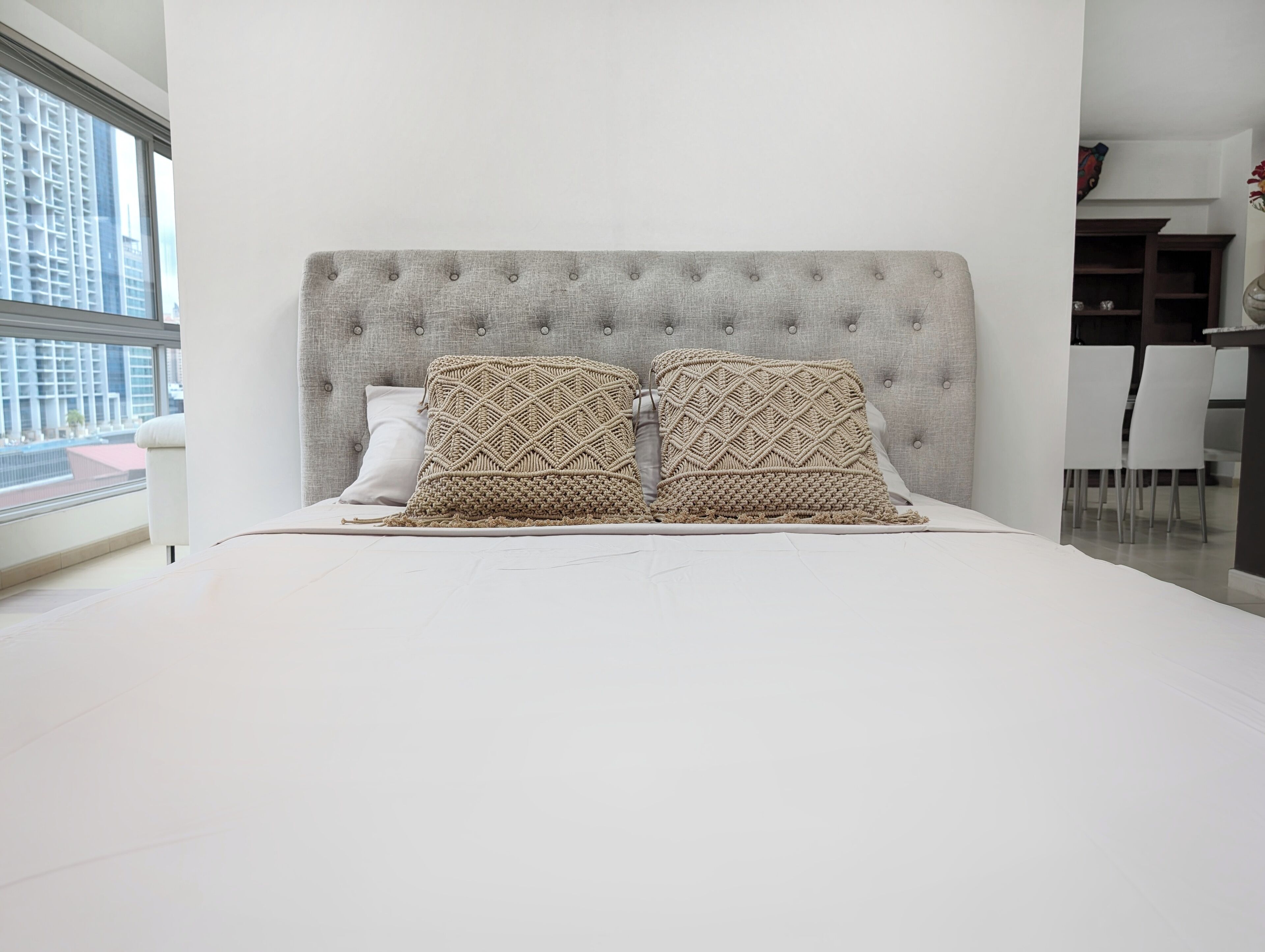 Departamento familiar, vista a la ciudad | Caja de seguridad en la habitación y tabla de planchar con plancha 