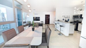 A modern apartment with a dining area, kitchen, and living room. - YC 1701l Apartamento 2 BDR Av Balboa (Panama City)