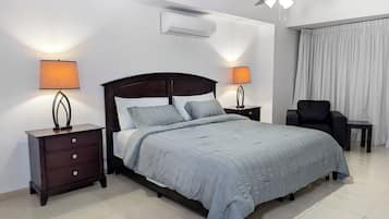 Apartamento família, vista para a cidade | Cofres nos quartos, ferros/tábuas de passar roupa, Wi-Fi de cortesia