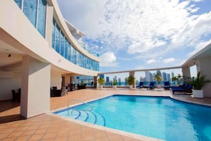 Una piscina al aire libre