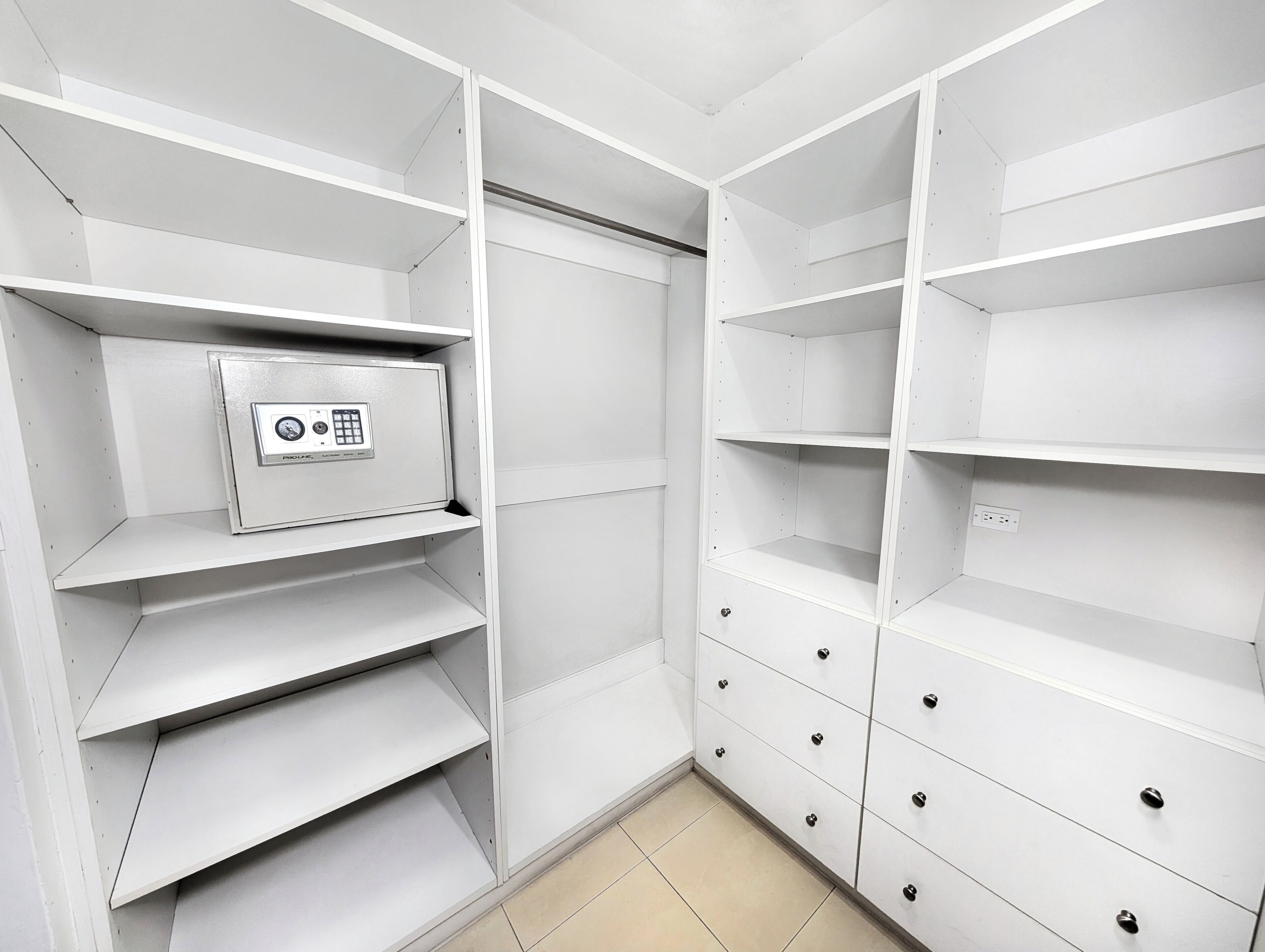 Apartamento família, vista para a cidade | Guarda-roupa