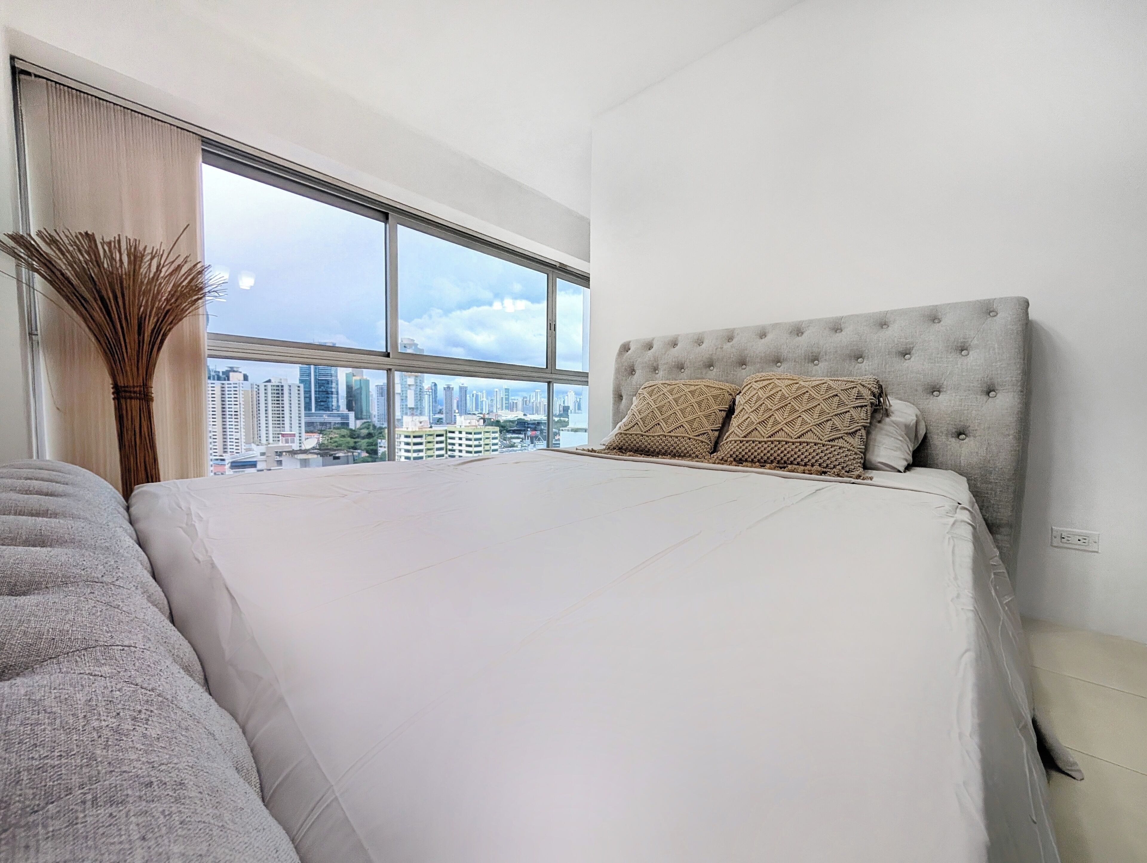 Familienapartment, Stadtblick | Zimmersafe, Bügeleisen/Bügelbrett, kostenloses WLAN