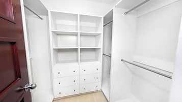 Departamento familiar, vista a la ciudad | Guardarropa