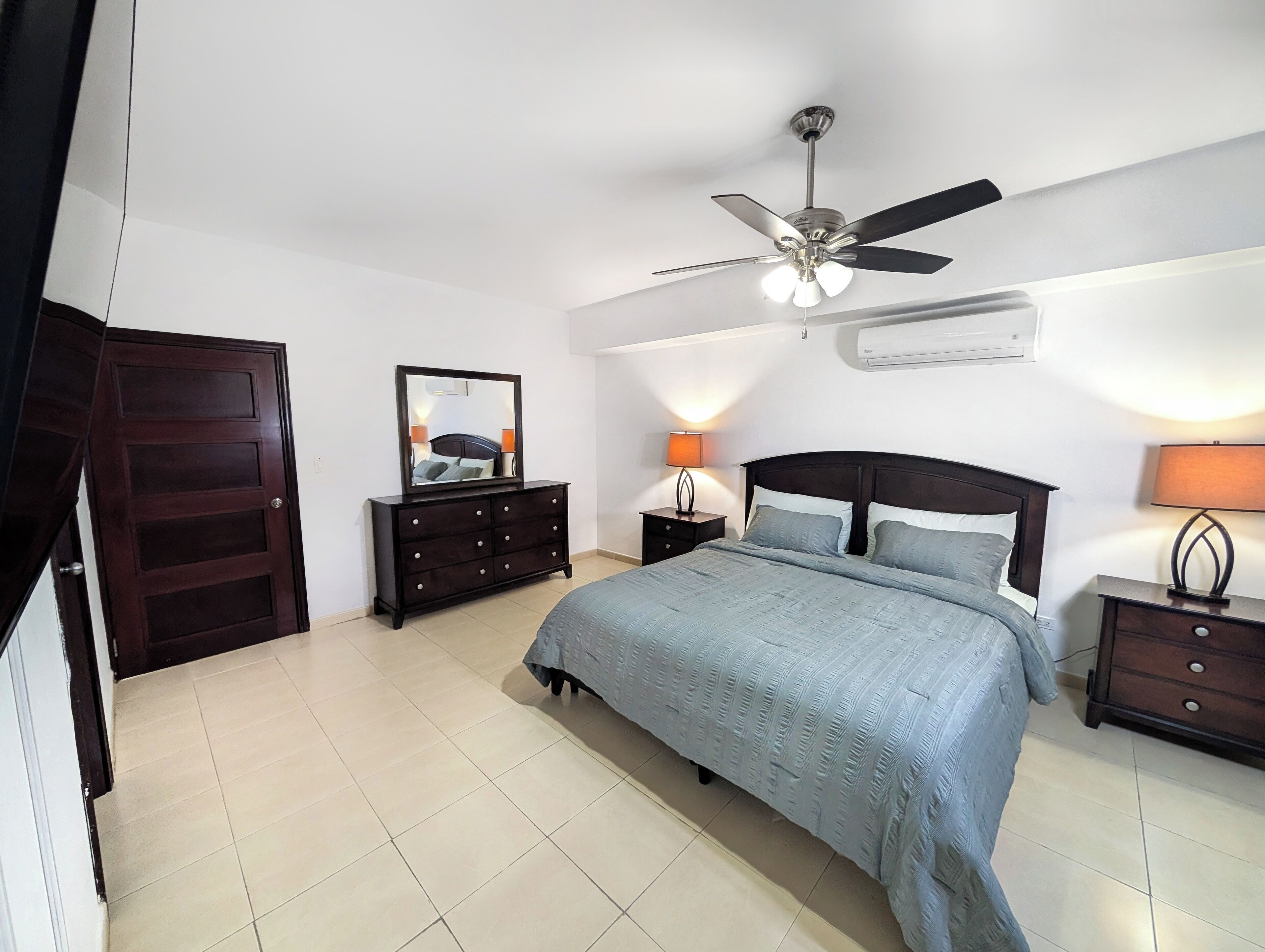 Coffres-forts dans les chambres, fer et planche à repasser