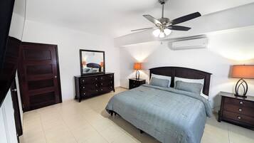 Coffres-forts dans les chambres, fer et planche à repasser