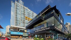 A modern building with a coffee shop named "The Coffee Bean & Tea Leaf" on the ground floor. - YC 1701l Apartamento 2 BDR Av Balboa (Panama City)