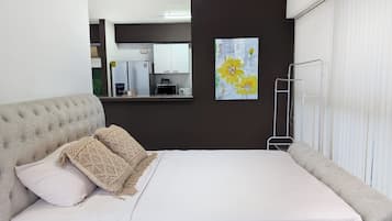 Perhehuoneisto, kaupunkinäköala | Tallelokero huoneessa, silitysrauta/-lauta, ilmainen Wi-Fi