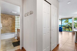 Condo, 1 cama Queen size y sofá cama, lanai, vista al océano (Island Surf 304) | Baño | Toallas 