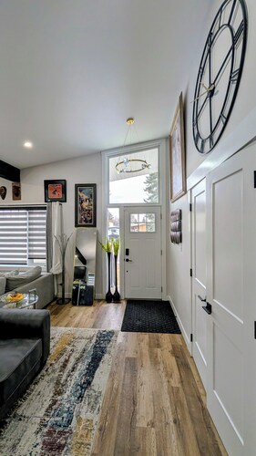 Chill Holiday Home in Edmonton with Great Access to Everything