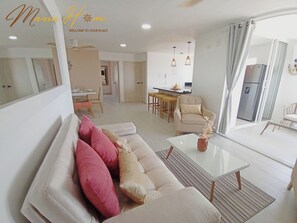 Living area - 2BR Oceanfront Apartment • Direct Beach Access - Modern and Spacious - 6th Floor (Cartagena de Indias)