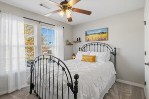Cuna de viaje, wifi gratis y ropa de cama 