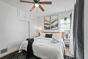 3 habitaciones, escritorio y tabla de planchar con plancha 