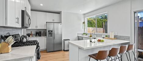 Kühlschrank, Mikrowelle, Ofen, Herdplatte