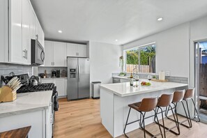 Fridge, microwave, oven, stovetop - Hot Tub - Firepit - Prime Location - Belmont Shore Retreat - FIFA 2026 (Long Beach)