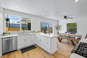 Fridge, microwave, oven, stovetop - Hot Tub - Firepit - Prime Location - Belmont Shore Retreat - FIFA 2026 (Long Beach)