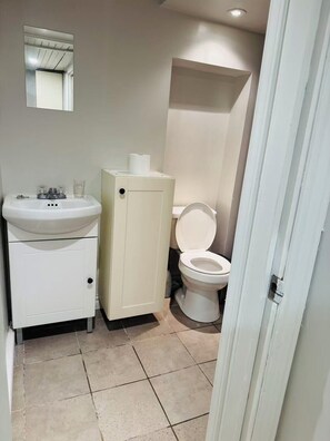 Haartrockner, Handtücher, Toilettenpapier
