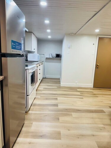 1 bedroom Apt/full kitchen/free parking A