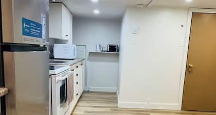 1 bedroom Apt/full kitchen/free parking A