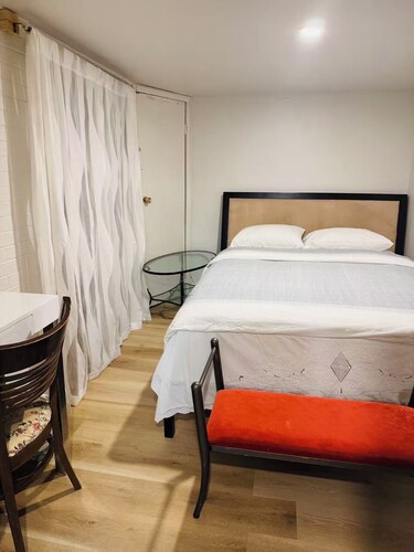 1 bedroom Apt/full kitchen/free parking A