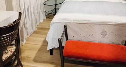 1 bedroom Apt/full kitchen/free parking A