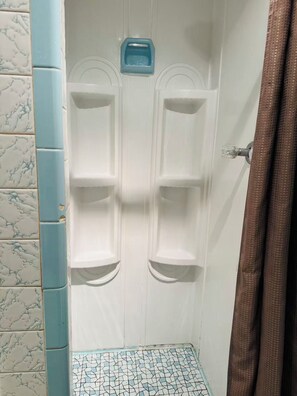 Secadora de cabello, toallas, papel de baño 