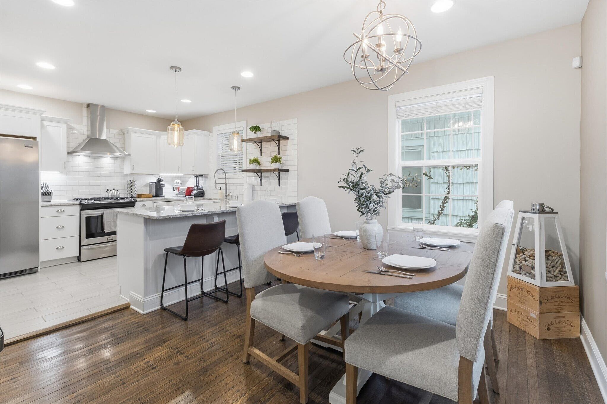 Réfrigérateur, four à micro-ondes, un four, surface de cuisson